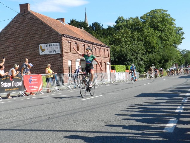 Sander Rietjens wint de spurt van Loran Cassaert in Leuze-en-Hainaut ...